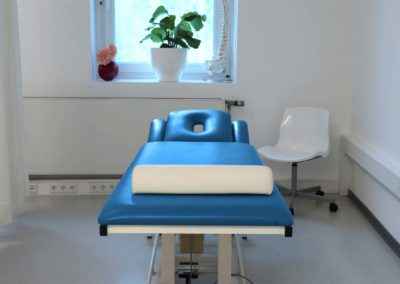 Behandlungsraum 1 mit Therapie-Liege der Physiotherapie Praxis Bochum