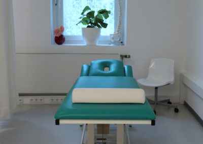 Behandlungsraum 2 mit Therapie-Liege der Physiotherapie Praxis Bochum